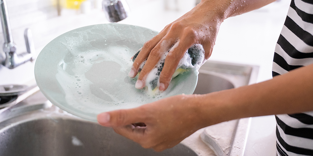 Como lavar a louça do dia a dia com eficiência (e sem desperdício!)